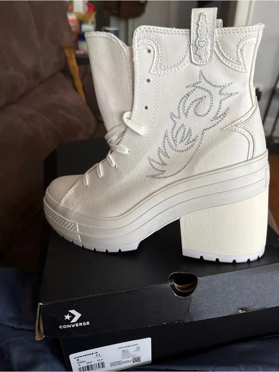 Converse Women's Chunky Platform Lace-Up Boots in Cream - Picture 4 of 5